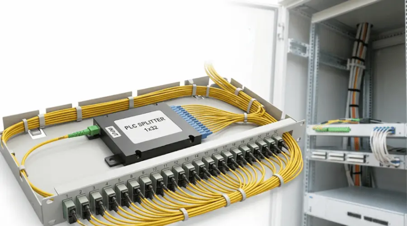 PLC splitter used in FTTH passive optical network for one-to-multiple fiber signal distribution PLC splitter used in FTTH passive optical network for one-to-multiple fiber signal distribution